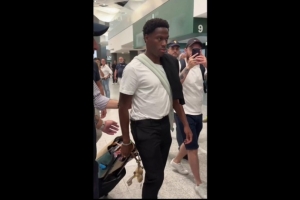 尤文官方分享戴维落地机场视频，球员将体检