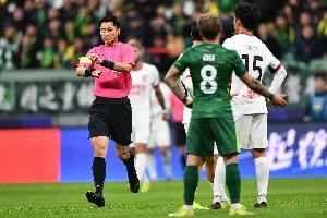 开云电子-两边不讨好！马宁全场判罚5黄1红1点，吧友打出2.3分低分