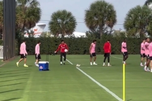 跟队：梅西今天进行了恢复训练，在“保镖”苏亚雷斯陪同下上场