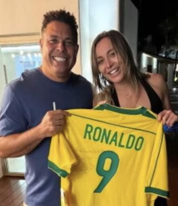 开云电子-大罗和西班牙网球运动员巴多萨一起打网球，并送上球衣