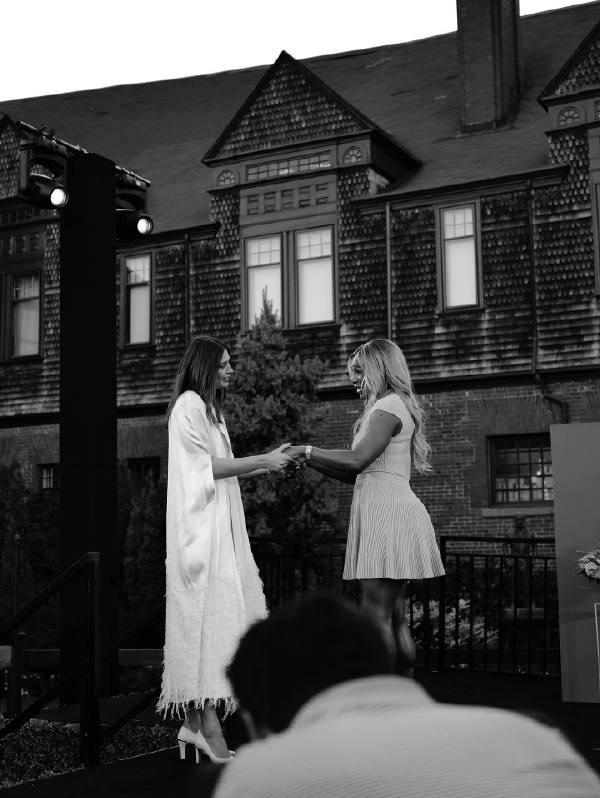 开云官方网站-莎拉波娃正式入驻名人堂，小威作为引荐人发表演讲