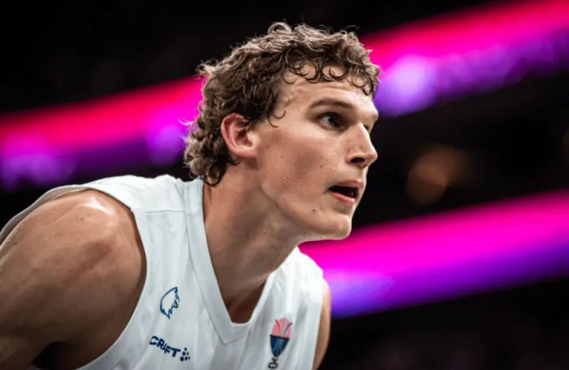 攻守俱佳！马尔卡宁全场12中7，得到17分6篮板2助攻4盖帽