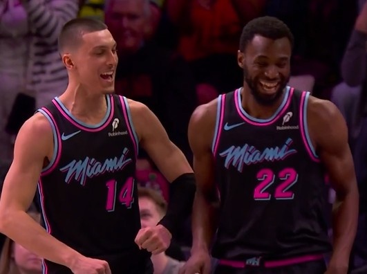 开云登录入口地址-风卷残云！维金斯速推反击 起飞暴扣打进加罚率队扩大优势