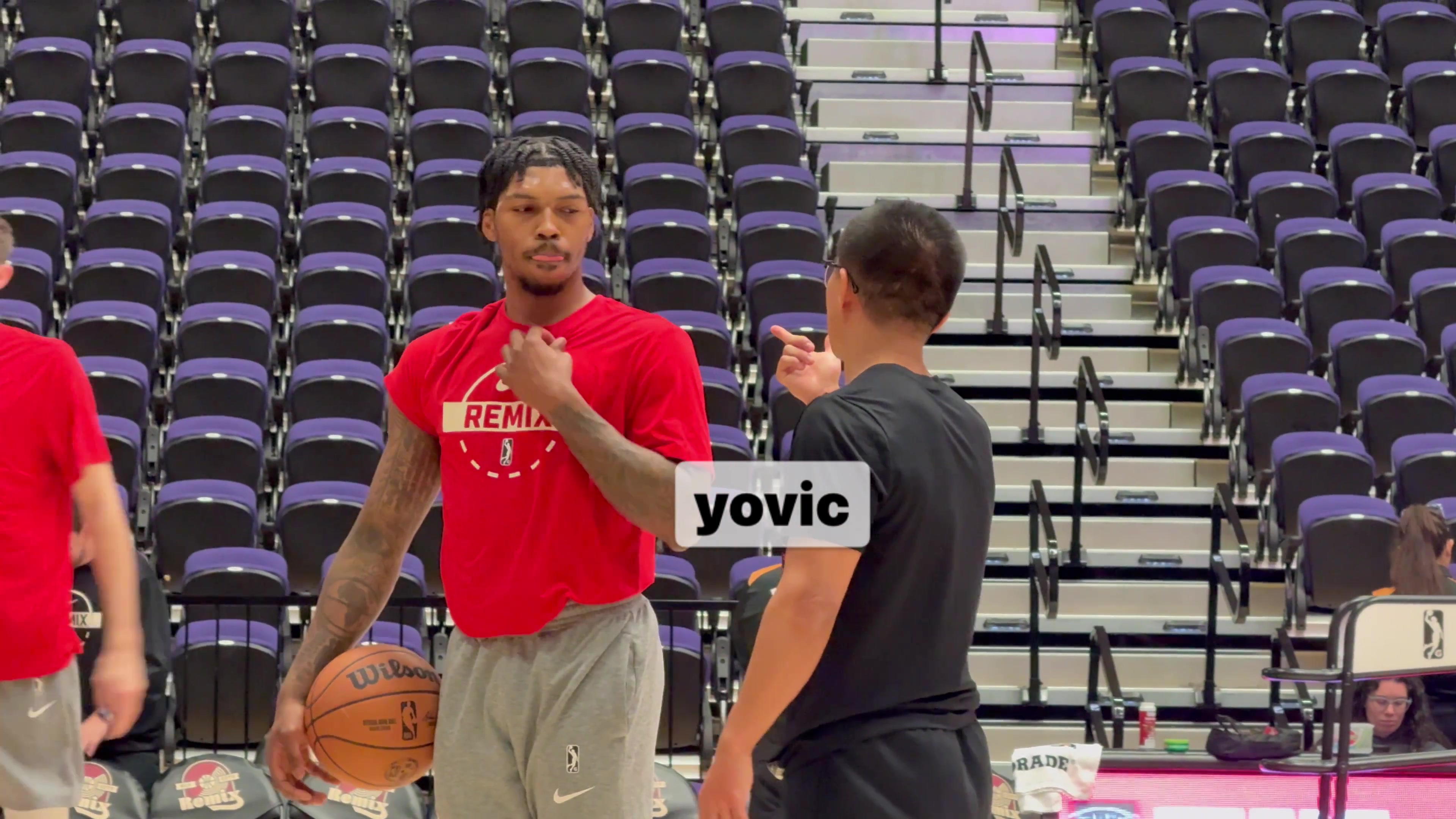 开云电子-杨瀚森休战我没闲着！翻译刘禹铖赛前指导乐福 后者频频点头